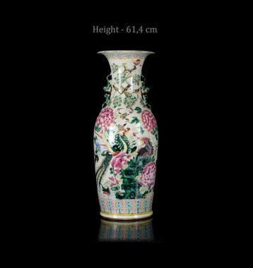 Een monumentale (H61,4 cm) Chinese famille rose Peacocks