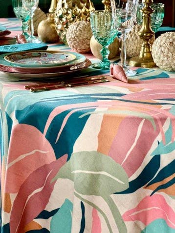 Tafelkleed met een patroon in felle kleuren voor grote
