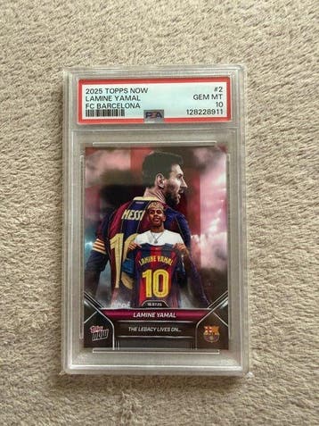 2025 Topps Now Lamine Yamal & Leo Messi #2 - PSA 10 Graded, Verzamelen, Nieuw