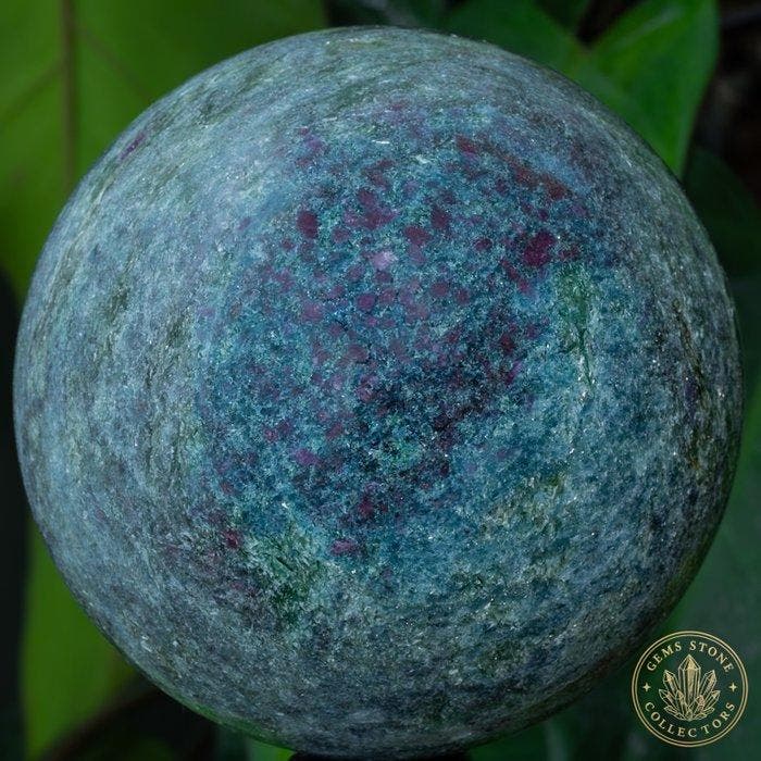 Ruby in Kyanite Qaulity sphere Kristal - Hoogte: 10.4 cm -, Verzamelen, Mineralen en Fossielen
