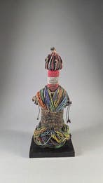 Houten pop en kralen - Namji - Kameroen, Antiek en Kunst, Kunst | Niet-Westerse kunst