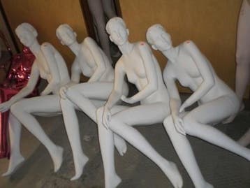 zittende Damesfiguren met hoofd