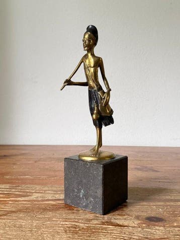 sculptuur, Jager of boer op sokkel van marmer - 30 cm -