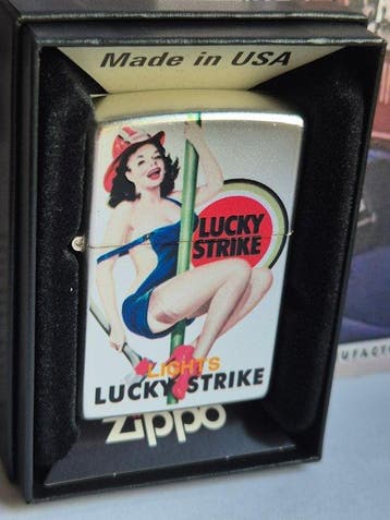 Zippo - Lucky Strike Pinup Girl at Fire Department - Zonder, Nieuw
