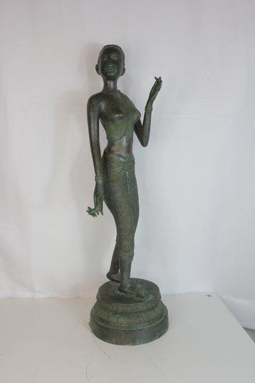 Grote bronzen figuur van Thaise danseres met bloemen –