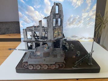 Tamiya - Speelgoed Duitse tiger tank bij afgebrand hotel in, Nieuw