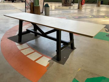 Online veiling: Tafel met wit blad en zwart onderstel 280 x, Huis en Inrichting, Tafels | Eettafels, Nieuw