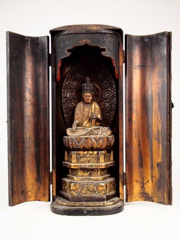 Gilt Jhei Kannon (Avalokitevara) in a shrine - Beeld Hout