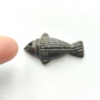 Sino-Mongolisch of Sino-Siberisch Black Stone XS Fish Bead, Antiek en Kunst
