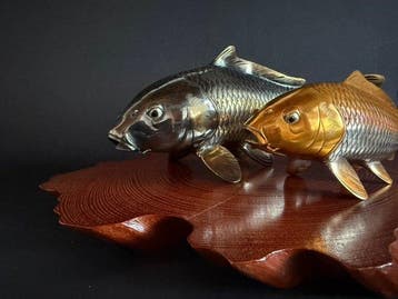 Koper - Hidemasa - Japanse bronzen koi-karper beeldenset met