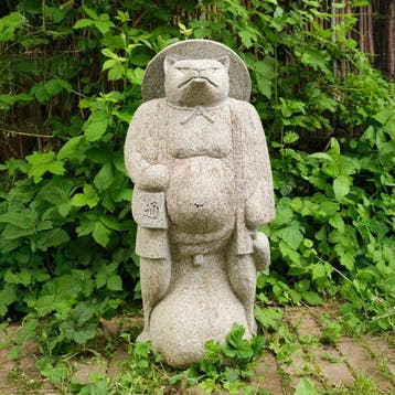 Tuinbeeld van een tanuki - Graniet - Japan - Taish periode