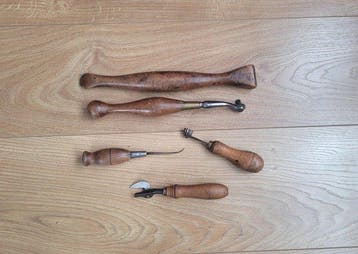 Lot de 4 superbes outils du travail du cuir + 1 ancien
