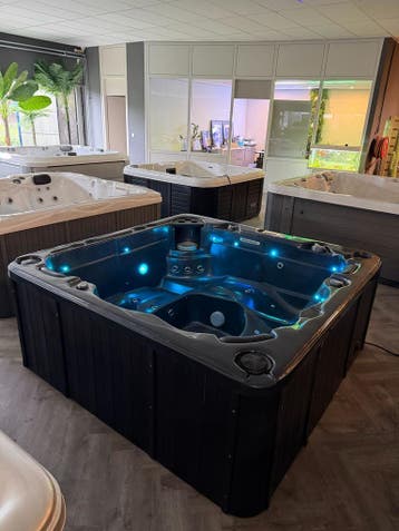 Luxe Jacuzzi 200x200 cm | Plug & Play | Compleet met Cover, Ophalen, Zo goed als nieuw, Pomp, Vast