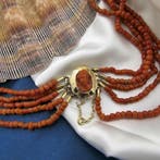 Antiek bloedkoraal kralen collier met gouden slot (Ketting), Gebruikt, Overige kleuren, Ophalen of Verzenden, Met edelsteen