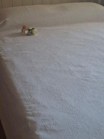 Zonder voorbehoud - Prachtige witte bedspreid uit oma’s tijd