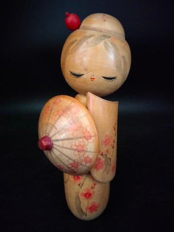 Beeldje, Mooie vintage kokeshi versierd met een met de hand