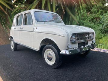 Altaya 1:8 - Model sedan - Renault 4L, Nieuw