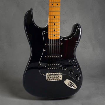 Squier by Fender - Classic Vibe 70s Stratocaster HSS -, Nieuw
