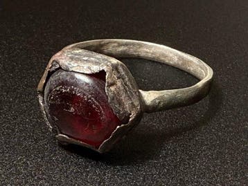 Post-middeleeuws Zilveren ring met een rode glazen