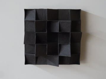 Hans meeuwsen - Reliëf, 2025-31 zwart porseleinen relief -