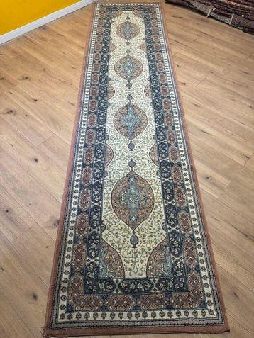 Elegante loper in Qom-stijl met een klassieke medaillonreeks, Nieuw