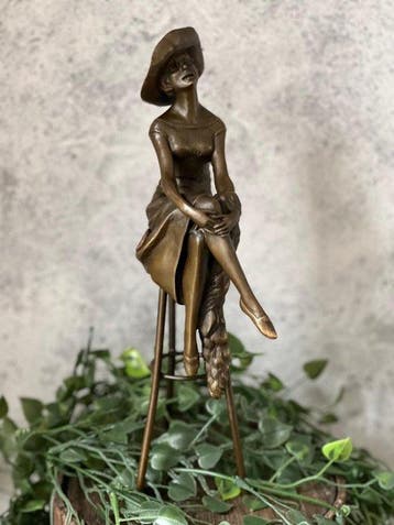 sculptuur, Elegant Bronze Sculpture – Seated Lady with Hat