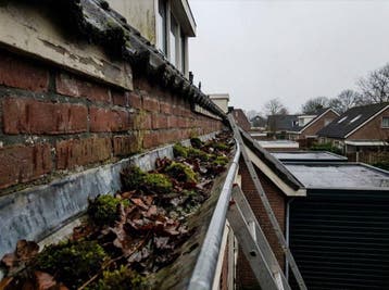 Dakdekker dakgoten reinigen voor én achter €99 — Oss e.o., 24-uursservice, Pannen