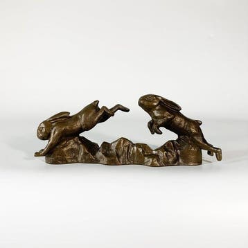 TwoLeaping Hares Ornament (Bunchin ) - sculptuur