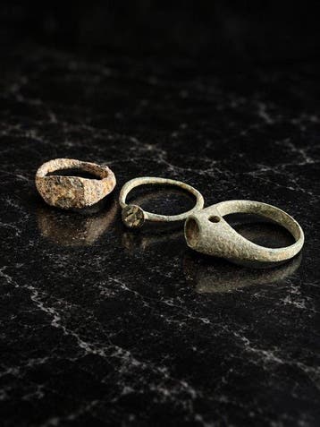 Middeleeuws Brons Groep van drie vingerringen uit de 10e tot, Antiek en Kunst