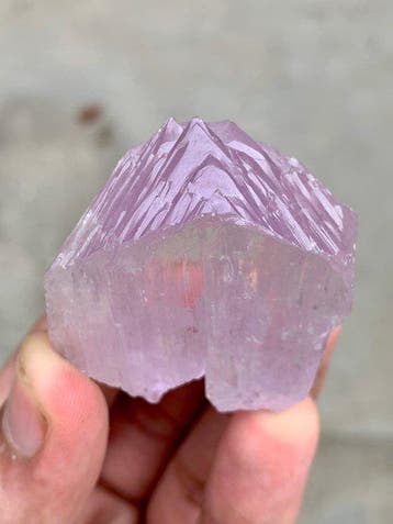 Natuurlijke DT roze kunzietkristal uit Afghanistan Kristal -