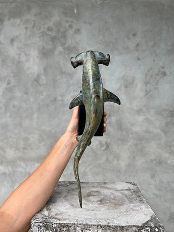 sculptuur, NO RESERVE PRICE - Hammerhead Shark on a stand