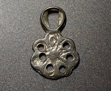 Viking periode Brons Stijlvolle opengewerkte amulet in