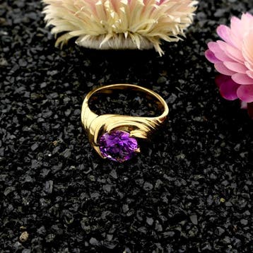 Vintage gouden ring met een synthetische paarse edelsteen, Sieraden, Tassen en Uiterlijk, Ringen, Gebruikt, Overige kleuren, Ophalen of Verzenden