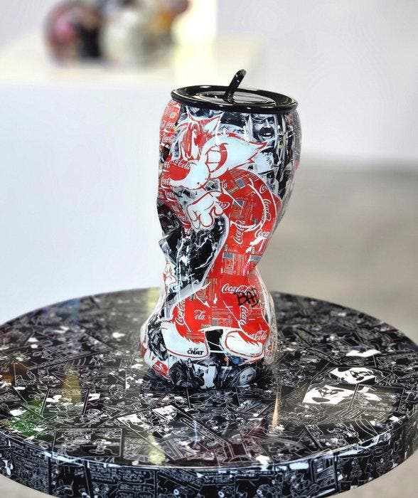 Patryk Konrad - Coca Cola Crushed Collage Sculpture -, Antiek en Kunst, Kunst | Designobjecten