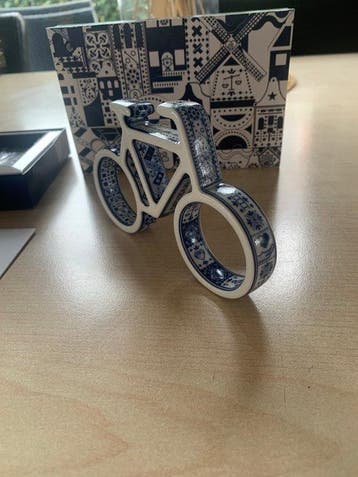 Marcel Wanders - Figuur - miniatuurfiets, 2024 - Porselein, Antiek en Kunst