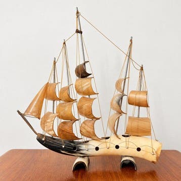 sculptuur, GRANDE VELIERO ANNI 50 IN CORNO NATURALE - 54 cm, Antiek en Kunst