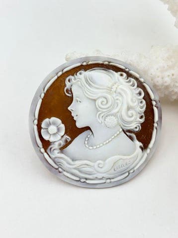 CASSIS MADAGASCARIENSIS - Cameo - Handgesneden camee
