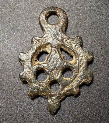 Viking periode Brons Zeldzame opengewerkte hanger met een