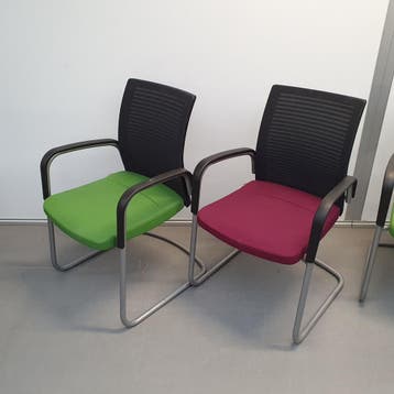 Ahrend vergaderstoel - paarse en groene stof / netweave zwar, Huis en Inrichting, Stoelen, Ophalen of Verzenden, Nieuw