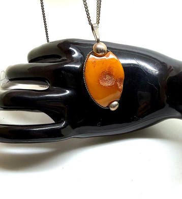 Oude hanger met natuurlijk Baltisch amber met ketting 9.15 -