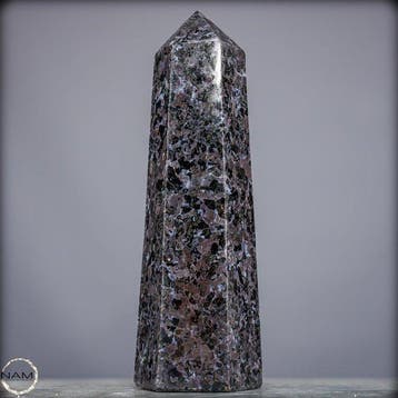 Melanit Gabbro Obelisk – sculpturaal luxe-statement uit