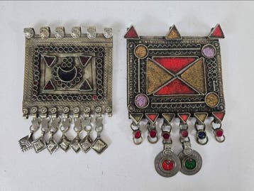 Twee Kuchi borststuk amulet hangers - Afghanistan (Zonder