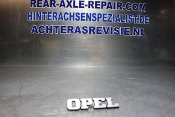 Embleem Opel. Kofferbak embleem. (Emblemen, Overig), Verzenden, Nieuw, Universele onderdelen