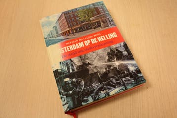 9789085069515 . Titel:  Amsterdam op de helling / de str..., Nieuw