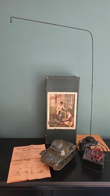 TippCo - Blikken speelgoed - Rare Military Electric Tank -