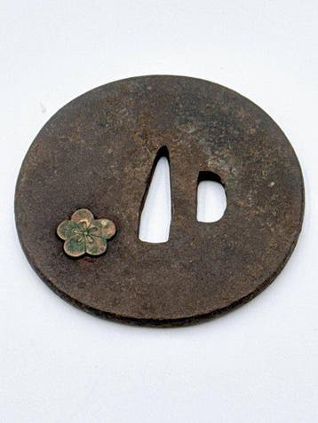 Japans ijzeren tsuba met inleg van pruimenbloesem uit de