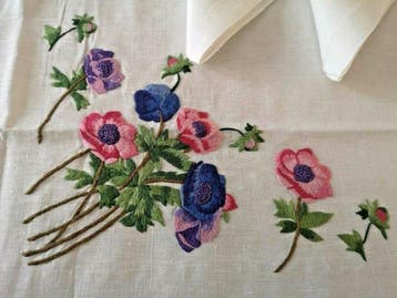 Tovaglia puro lino con ricamo a mano punto pittura 12 posti