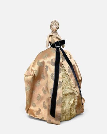 Beeldje - Porcelain half-doll with fabric skirt - Porselein,