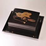 Houten lakdoos en dienblad met maki-e van tsuba, waaier en, Antiek en Kunst