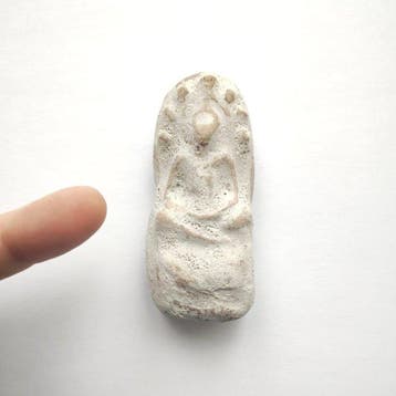 Oude Indochinezen Terracotta Zittende Boeddha op Naga-troon